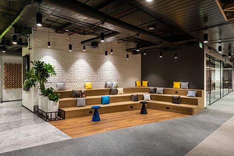 6 Kinds of Office Meeting Spaces: Browserstack’s | Space Matrix Office Collaboration Space Ideas, Collaborative Space Office, Collaborative Office Space, Office Collaboration Space, Coworking Space Design, Collaborative Space, Startup Office, Interior Kantor, Open Space Office