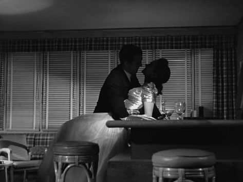 Film Noir Photography, Mildred Pierce, Classic Film Noir, Noir Detective, The Big Sleep, Beau Film, Fritz Lang, Noir Movie, Light Film