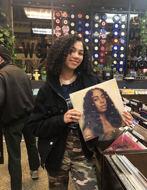 record store vintage aesthetic solange black girl teenagers 📀 Record Store Aesthetic Outfits, Hazel Levesque, Record Photoshoot, Record Store Aesthetic, Vinyl Record Shop, 2024 Goals, Best Kisses, Record Shop, Neo Soul