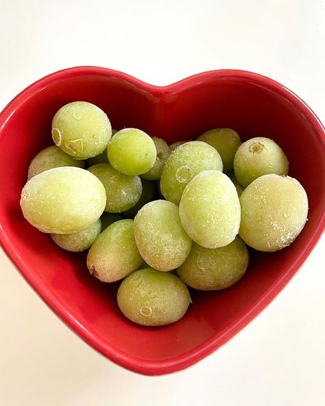 Essen, Frozen Grapes, Healthy Food Inspiration, Food Babe, Läcker Mat, Healthy Food Motivation, Sweet Snacks Recipes, Summer Snacks, Think Food