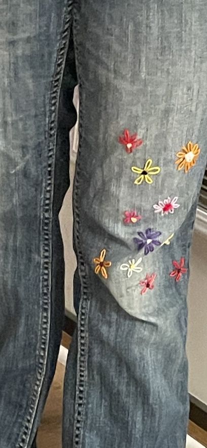 Flower Pattern Jeans, Jeans With Flower Patches, Sowing Designs On Pants, Needlework On Jeans, Pants Pocket Embroidery, Fabric Patches On Jeans, Embroidery Designs Jeans Back Pocket, Ripped Jeans Embroidery Ideas, Iron On Patches Jeans