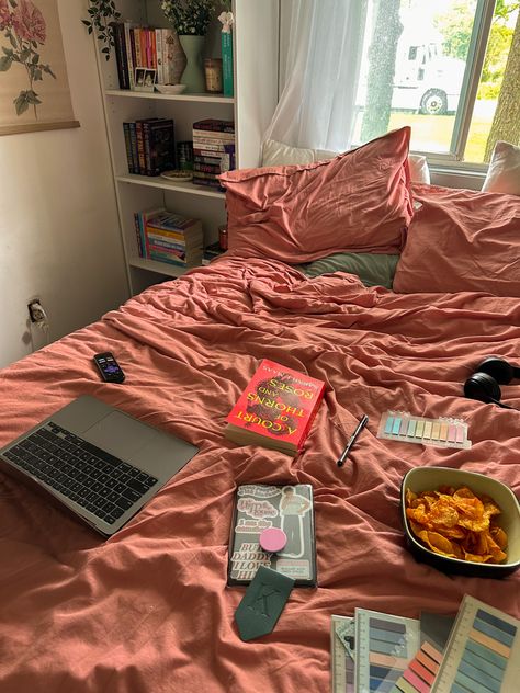 Organisation, Book Girl Aesthetic Room, Readers Room Aesthetic, Reading Bedroom Aesthetic, Cozy Hobbies Aesthetic, Cozy Reading Aesthetic, Book Bedroom Aesthetic, Aesthetic Hobbies, Cozy Hobbies