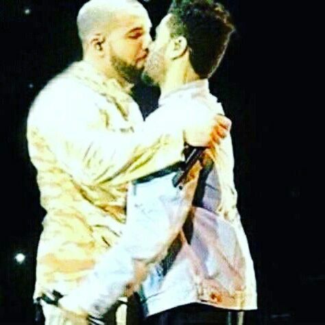 Drake & the weekend  kissing, WTF! Drake And 21 Meme, Drake And 21 Savage Costume, Drake Fruity, Funny Drake Pictures, Drake Memes Funny, Drake Matching Pfp, The Weeknd And Drake, Drake And The Weeknd, Drake Pictures