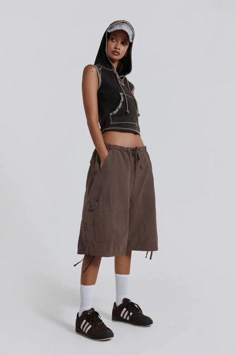 Parachute | Jaded London Brown Cargo Shorts Outfits Women, Oversize Shorts Outfit, Brown Shorts Outfits Women, Outfits With Brown Shorts, Cargo Short Pants Outfit, Brown Cargo Shorts Outfit, How To Style Cargo Shorts, Summer Oversized Outfits, Oversized Shorts Outfit