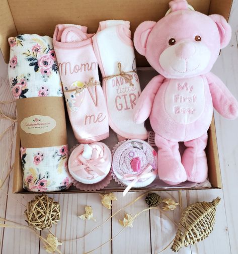 Amigurumi Patterns, Its A Girl Gifts, Baby Present Ideas Girl, Newborn Present Ideas, Newborn Baby Girl Gift Ideas, Baby Gift Box Ideas, Money Wrapping Ideas Cash Gifts, Newborn Baby Gift Ideas, Newborn Gift Ideas