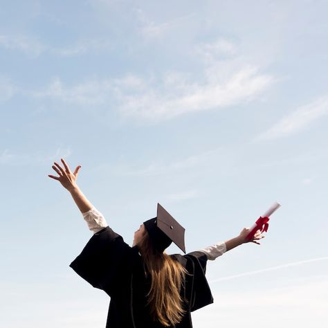 Woman Celebrating, Board Pictures, Best Graduation Gifts, Graduation Photography Poses, University Graduation, Vision Board Pictures, Graduation Gifts For Him, Graduation Photography, University Degree