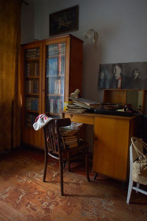 The Old Home - Books and The Beatles | Old appartment in Luhansk - Living room. Soviet Appartement, Soviet Living Room, Soviet Apartment Interior, Russian Living Room, Old Living Room, Old Homes, Old Home, Old Room, Chair Wood