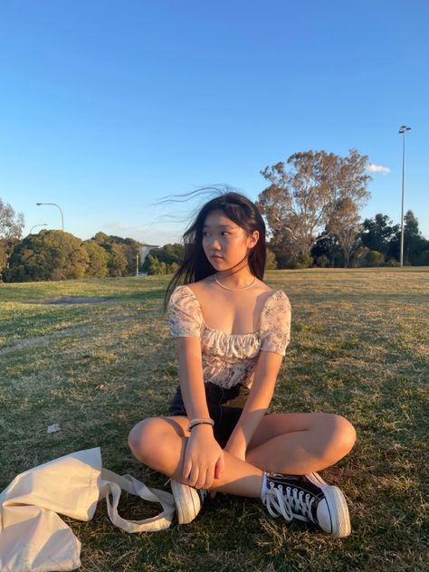 Cute Park Pictures Ideas, Poses On Grass Instagram, Grass Photography Poses, Cute Park Pictures, Grass Poses Picture Ideas, Park Selfie Ideas, Poses For Park Photoshoot, Sitting Poses Aesthetic, Photo Poses In Park