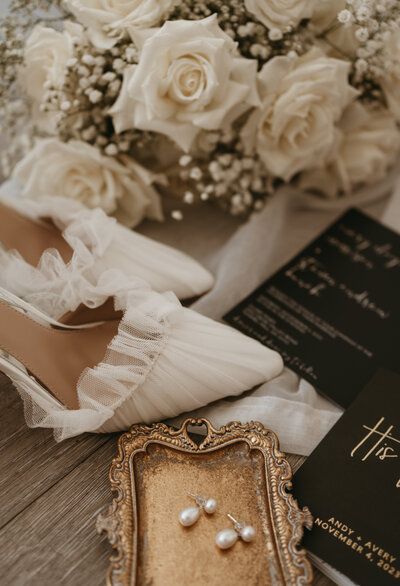 white rose bouquet with classy black and white wedding invitation flat lay Flat Lay Details Wedding, Wedding Photo Flatlay, Wedding Detail Flat Lay, Black And White Flat Lay Wedding, Vintage Wedding Flat Lay, Wedding Invitations Photography, Bridal Flat Lay, Wedding Dress Detail Shots, Flat Lays Wedding