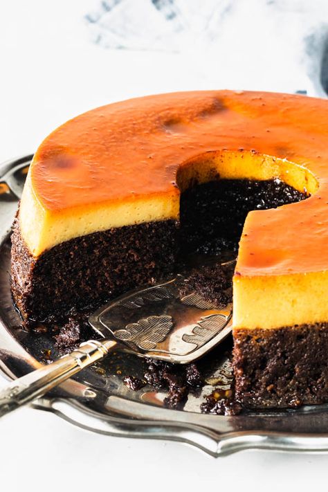 Flan Cake. Chocolate Cake on the bottom, and Caramel Flan on top #caramel #cake #bundtcake #chocolatecake #pudim #pudimcake #flan #caramelflan Flan, Horchata Cupcakes, Flan Cakes, Chocolate Flan Cake, Chocoflan Cake, Flan Recipes, Chocoflan Recipe, Sopapilla Cheesecake Bars, Chocolate Flan