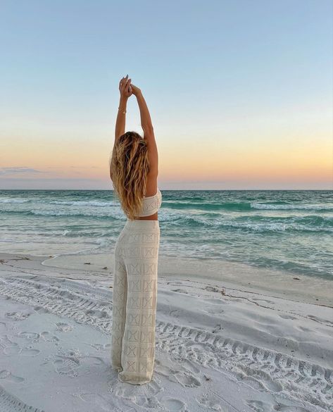 Aesthetic Vanilla Girl, Beach Foto, Beach Aesthetic Outfits, Girl Beach Outfit, Beachy Girl, Beach Mom, Beach Girl Aesthetic, Clean Girl Aesthetic, Vanilla Girl