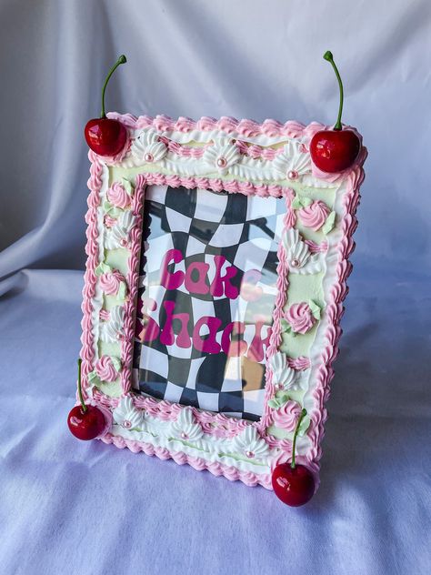 Fimo, Cake Picture Frame, Decorated Frames Diy, Fun Picture Frames, Fake Cake Decor, Diy Picture Frames Ideas Crafts, Picture Frame Painting Ideas, Clay Picture Frames, Diy Picture Frames Ideas