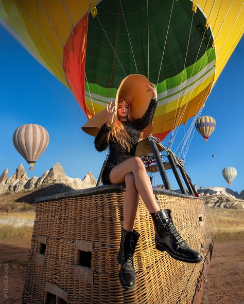 Fresh look. Hot air balloon in #Cappadocia Hot Air Balloon Outfit, Hot Air Balloons Photography, Istanbul Turkey Photography, Balloons Photography, Hot Air Balloon Ride, Travel Pose, Istanbul Photography, Turkey Photos, Creative Photography Techniques