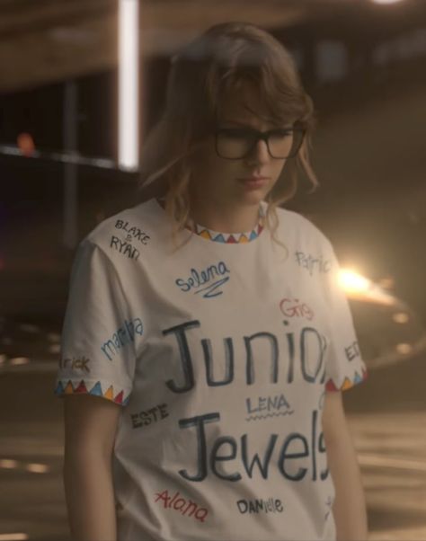 What Are the Names on Taylor Swift's Shirt in Music Video? | POPSUGAR Celebrity Diy Taylor Swift Merch, Foto Taylor Swift, Junior Jewels Taylor Swift, Taylor Swift Crop Top, Taylor Swift Music Videos Outfits, Taylor Swift Tshirt, Taylor Swift Makeup, Taylor Swift Costume, Music Video Outfit