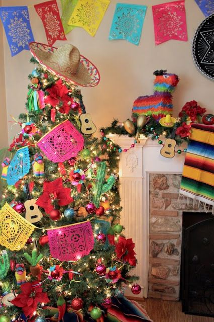 Natal, Feliz Navidad Party, Christmas Fiesta, Mexican Christmas Decorations, Mexico Christmas, Ward Christmas Party, Living Room Decoration Ideas, Themed Christmas Tree, Spanish Christmas