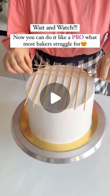 Ishleen Kaur | Patna cake artist on Instagram: "This is how you properly align the calendar when decorating a calendar-themed cake with cream 👍✨  Love this method? Let me know in comments!! . . 🙌Do Follow- @goodberry_byishleen for more✅  #viral #viralvideos #viralreels #reelitfeelit  #baking #bakingispassion #bakingislove #bakingtime #caketipsandtricks #calendercake #calendercakes" Calendar Birthday Cake Ideas, Colorful Chocolate Cake, Multiple Birthday Cake Ideas, Calendar Cake Ideas, Dart Cake Ideas, Female Birthday Cake Ideas For Women, Simple Birthday Cake Decorating Ideas, Decorated Cakes Ideas Birthdays, 2024 Cake Ideas