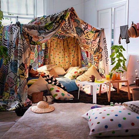 10 Sleepover set ups | A selection of awesome sleepover set ups that will help make your child’s next sleepover fun and memorable… | Tinyme Blog Cozy Fort, Gameroom Ideas, Fort Ideas, Diy Fort, Background References, Cozy Nooks, Pyjama Party, Blanket Fort, Pillows Couch