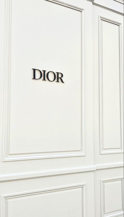 Black And White Graphic Art Wallpaper, Dior White Aesthetic, White Dior Aesthetic, White Aesthetic Rich, Dior Iphone Wallpaper, White Iphone Aesthetic, Minimal White Aesthetic, Off White Aesthetic, White Aesthetic Wallpaper Iphone