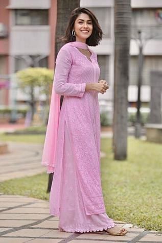 Stylish Kurtis Design, Chikankari Kurta, Kurta For Women, Long Kurti Designs, Indian Dresses Traditional, Beautiful Pakistani Dresses, Designer Dresses Casual, Beautiful Dress Designs, Boutique Dress Designs
