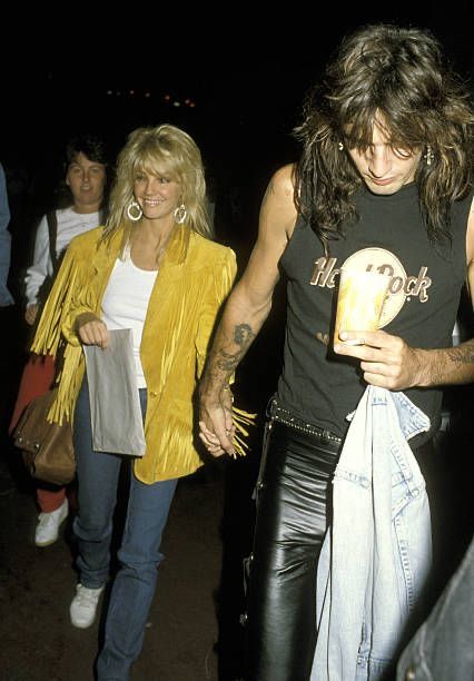 Heather Locklear 80s, 80s Couples, Groupie Aesthetic, 80s Groupie, 80s Couple, 80s Pictures, Rockstar Girlfriend, Heather Locklear, Rockstar Aesthetic