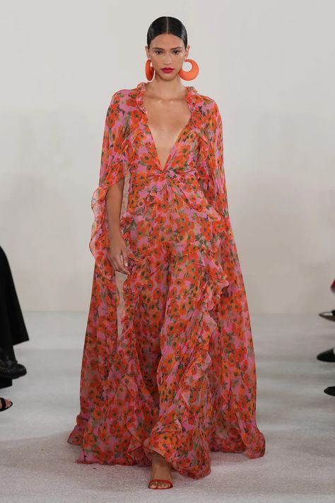 Discover #CarolinaHerrera's Spring 2023 Collection Carolina Herrera, Vestidos Carolina Herrera, Carolina Herrera Dresses, Spring 2023 Ready To Wear, 2023 Ready To Wear, Chiffon Maxi Dress, Spring 2023, Fashion Show Collection, New York Fashion Week