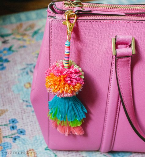 Amigurumi Patterns, Couture, Pom Pom Keychain Diy, Diy Bag Charm, Pom Pom Bag Charm, Yarn Scraps, Large Crochet Hooks, Scrap Yarn Crochet, Tassel Crafts