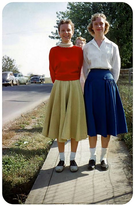 50 Glamorous Snapshots Show Dresses That Girls Often Wore From the 1950s ~ vintage everyday 1950s Academia Aesthetic, Loafers And Socks, 1950 Fashion, 1950s Outfits, Teddy Boys, Fifties Fashion, Fashion 1950s, Vintage Mode, Moda Vintage