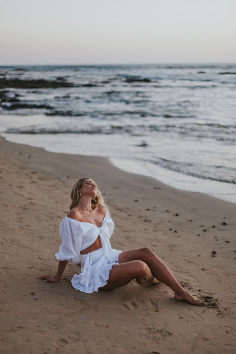Beach Poses With Skirt, Beach Shoot Aesthetic, Fancy Photoshoot Ideas, Photo In The Sea, Sea Poses Photo Ideas, Sea Photoshoot Ideas, Plus Photoshoot, Beach Photoshoot Model, Beach Model Photoshoot