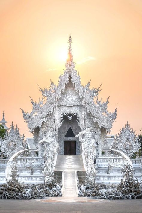 Chiang Rai Itinerary: Things to do in Chiang Rai ⋆ We Dream of Travel Blog Chiang Rai, White Temple Thailand, Thailand Temples, White Temple, Asian Architecture, Japon Illustration, Northern Thailand, Golden Light, Beautiful Places To Travel