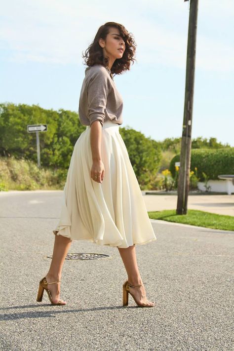 15 Fascinating Midi Skirt Outfits #MidiSkirt #MidiSkirtOutfits Midi Skirts, Midi Skirt Fall, Feminine Tomboy, Midi Skirt Outfit, Elegante Casual, Stil Inspiration, Outfit Trends, Mode Inspiration, Looks Vintage