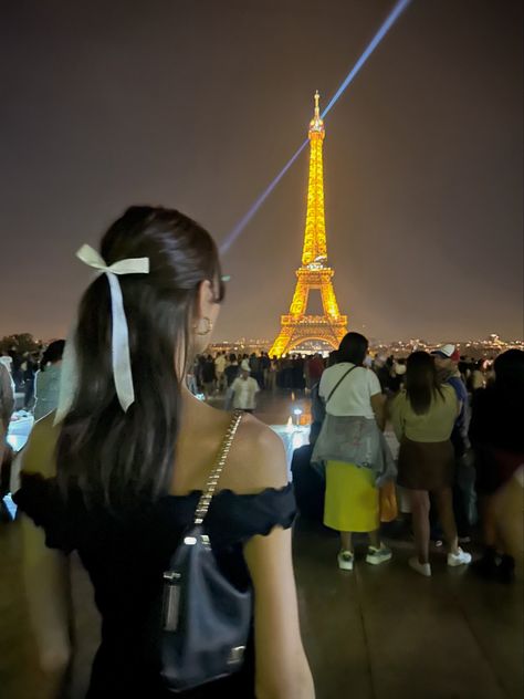 Aesthetic Eiffel Tower, Girl In Paris, Gossip Girl Aesthetic, Parisian Aesthetic, Paris Dream, Paris Vibes, Paris Girl, Parisian Life, Instagram Paris