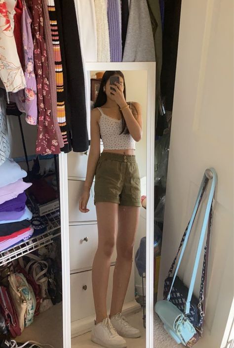 Summer Outfits Green Shorts, How To Style Green Cargo Shorts, Outfits With Green Cargo Shorts, Army Green Shorts Outfit Summer, Green Cargo Shorts Outfits Women, Outfit Ideas With Green Cargo Pants, Green Shorts Outfit Aesthetic, Green Shorts Outfits Women, Green Cargo Pants Outfit Aesthetic