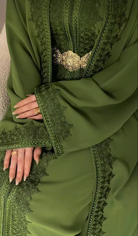 Moroccan takshita in green 🌿 Moroccan Style Clothes, Morrocan Fashion, Morrocan Dress, Moroccan Bride, Desi Dress, Moroccan Clothing, Eid Outfit, Eid Outfits, Moroccan Kaftan