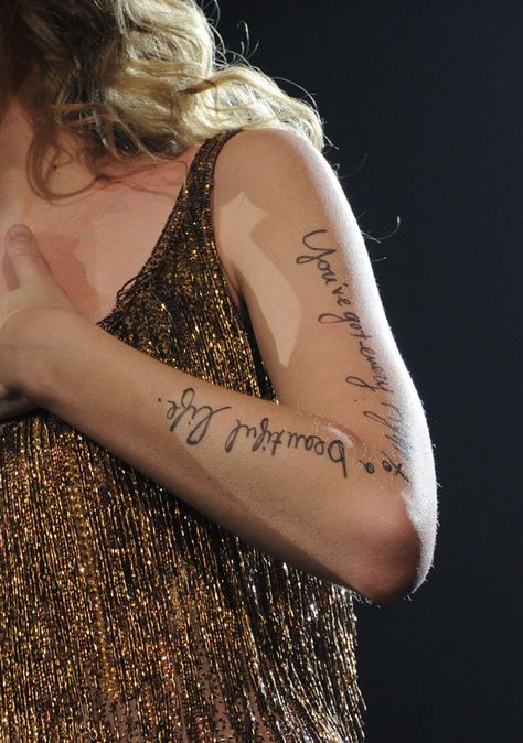 Taylor even writes Selena’s lyrics on her arm. | Selena Gomez And Taylor Swift Would Be The Perfect Power Couple Cover Ups Tattoo, Frases Taylor Swift, Quote Lyrics, Cream Tattoo, Taylor Swift Fotos, Tattoo Quotes About Life, Taylor Swift Tattoo, Lyric Tattoos, Taylor Swift Speak Now