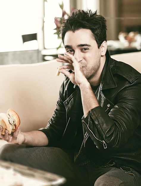 A picture of Imran Khan eating, my favorite activity. Perfection ;) Imran Khan Indian Actor, Imran Khan Actor, Imran Khan Bollywood, Indian Male Model, Magazine Scans, Favorite Activity, Event Pictures, Aamir Khan, Ranbir Kapoor