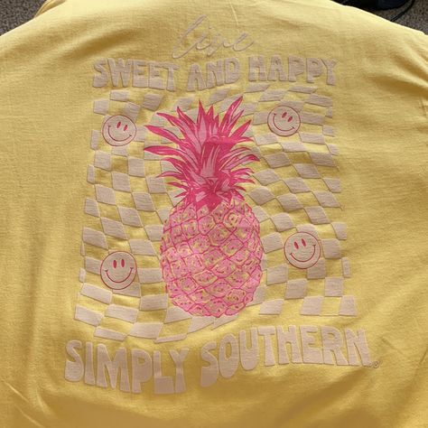 New With Tags “Live Sweet And Happy” Pineapple Hipped Smiley Face Yellow Tee Pineapple Shirt Ideas, Smiley Face Yellow, Preppy Wishlist, Preppy Shirts, Thrift List, Turtle Theme, Simply Southern T Shirts, Preppy Shirt, Simply Southern Shirts