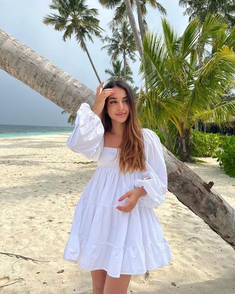 White Dress On The Beach, Beach Frocks For Women, Aesthetic Poses In One Piece Dress, White Beach Dress Outfit, Goa Fashion Outfits, White Beach Outfits Women, Summer Birthday Outfits For Women, Modest Beach Outfits Women, Summer Frocks For Women