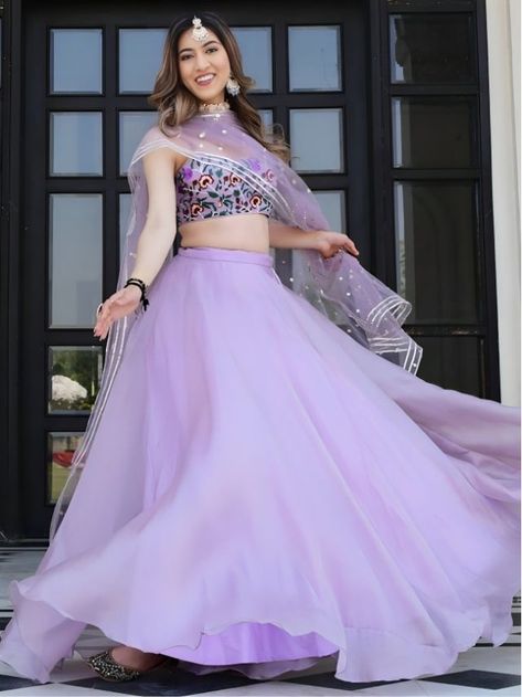 Latest Sangeet Lehengas from Best Sangeet Sandhya Lehenga Manufacturer in Surat to Dazzle the Night Lavender Organza Dress, Lavender Lehanga Combinations, Lavender Colour Lehenga, Lavender Color Lehenga, Net Lehenga Designs Latest, Organza Lehenga Designs, Blouse Reference, Lavender Dupatta, Haldi Dresses