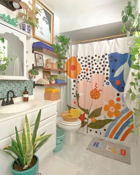 Cute Colorful Bathroom, Bathroom Ideas Colorful, Cute Bathroom Themes, Funky Bathroom Ideas, Internal Bathroom, Funky Bathroom, Colourful Bathroom, Green Bathroom Decor, Floral Bathroom