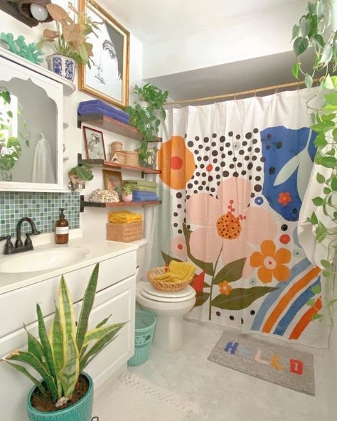 Bathroom Ideas Colorful, Ideas Baño, Funky Bathroom, Floral Bathroom, Colorful Apartment, House Vibes, Eclectic Bathroom, Bathroom Redesign, Air Bnb