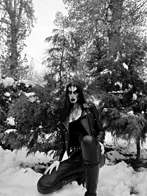 Black Metal Women, Black Metal Photoshoot, Black Metal Outfit, Metal Hairstyles, Black Metal Fashion, Chica Heavy Metal, Metal Aesthetic, Metal Outfit, Black Metal Girl