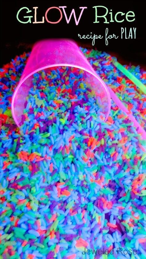 Easy DIY Projects For Kids - How to make glow in the dark NEON rice for play & learning activities- SO FUN crafts ideas! Neon Party, Glow Party, Glowing Paint, Fluorescent Paint, Rainbow Rice, Paint Water, Aktivitas Montessori, Diy Projects For Kids, Toddler Snacks