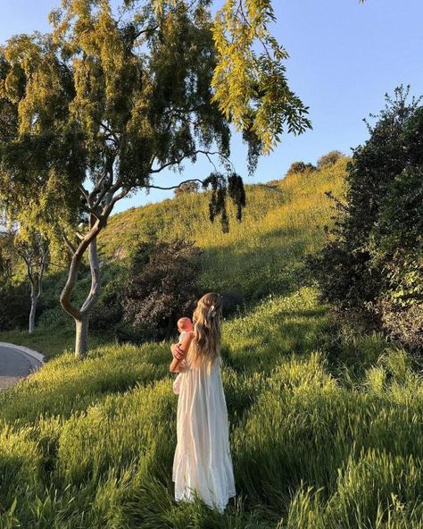 Long White Dress Outfit, Maxi Dress Aesthetic, Meadow Photoshoot, Elevated Casual Outfits, White Boho Maxi Dress, Hyper Feminine Outfits, Motherhood Aesthetic, Cottagecore Outfit Ideas, Cottagecore Outfit