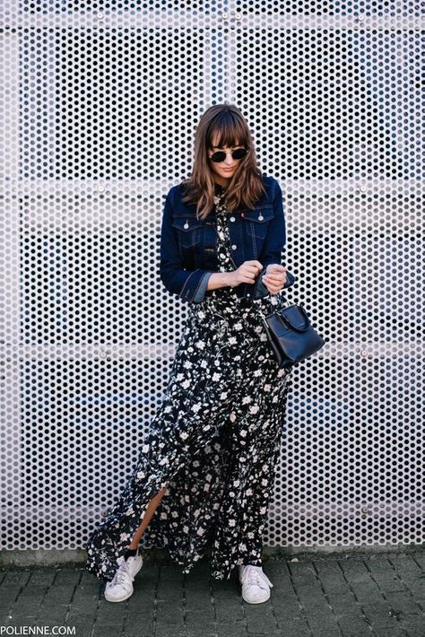 Floral Maxi Skirt Outfit, Outfit Paris, Pretty Maxi Dress, Maxi Skirt Outfit, Look Boho Chic, Denim Jacket With Dress, Denim Jacket Outfit, Robes Vintage, Maxi Dresses Fall