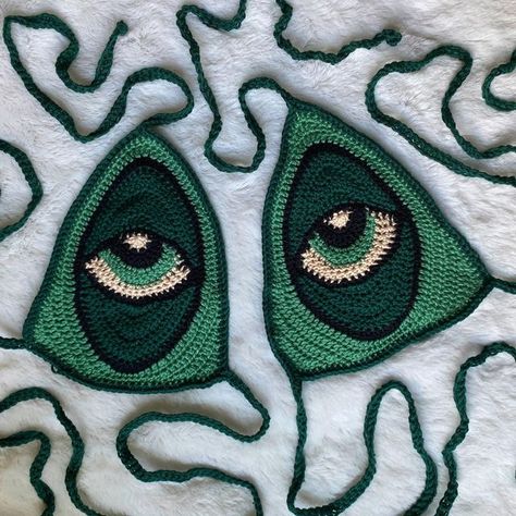 Upcycling, Crochet Eye Pattern, Witchcraft Crochet, Crochet Eye Sweater, Green Crochet Ideas, Trippy Crochet, Green Crochet Projects, Eye Crochet Pattern, Hippy Crochet