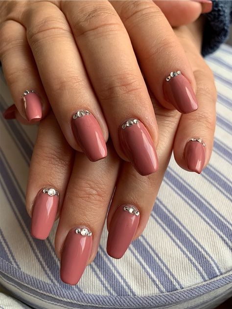 Pink nails with rhinestone art, classy Pink Nails Design Rhinestones, Nail Design With Diamonds Rhinestones, Small Gem Nail Design, Nails Acrylic Jewels Simple, Simple Diamond Nails Design, Rhinestone Nail Art Simple, Bridal Rhinestone Nails, Pretty Nails With Gems, Colored Nails With Rhinestones