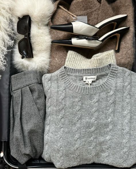 Winter outfits organized in suitcase Instagram Advertisement, Mountains Aesthetic, Im A Lady, Ski Outfit, Aesthetic Winter, Ski Season, Vintage Princess, Gray Aesthetic, Everything And Nothing