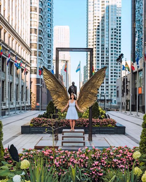 Are you looking for some Instagram photo inspiration in the Windy City? Look no further than this guide to the most Instagrammable places in Chicago! From stunning skyline views to colorful murals, you’ll find plenty of Chicago aesthetic spots to snap your next viral pic. Plus, you’ll get some tips on how to dress for the weather and rock your Chicago outfit like a local. Don’t miss this ultimate list of Instagram-worthy locations in Chicago. Mexico, Downtown Chicago Photo Ideas, Places To Take Pictures In Chicago, Skydeck Chicago Pictures Poses, Chicago Must Eat, Chicago Outfit Ideas Summer, Chicago Picture Ideas Summer, Skydeck Chicago Pictures, Chicago Bean Pictures