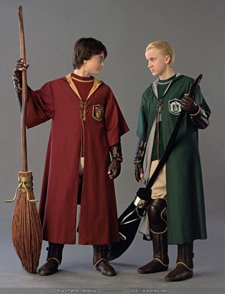 Harry and Draco secretly friends at the beginning harry is wearing his invisibility cloak http://www.wattpad.com/133223441-harry-potter-drabbles-anytime-you-need-a-friend Quidditch Outfit, Harry Potter Cloak, Harry Potter Kostüm, Tapeta Harry Potter, Harry Potter Quidditch, Harry Draco, Buku Harry Potter, Images Harry Potter, Karakter Disney