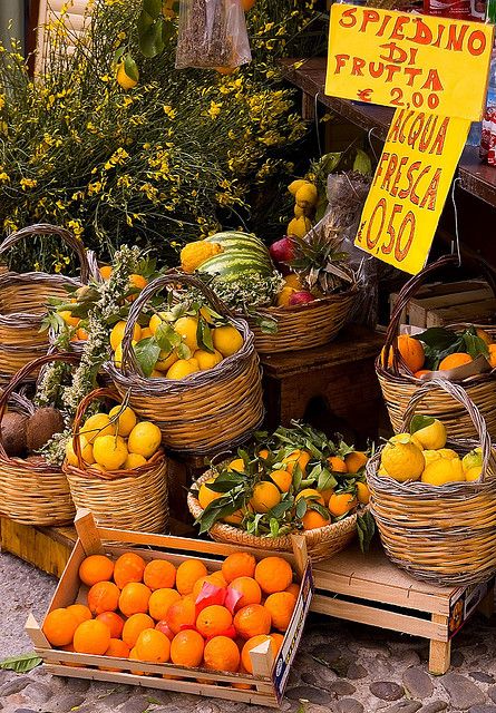 Market (in Italy of course, but reminds me of my Saturday morning Farmer's market trips!) Italian Fruit Stand, Markets In Italy, Italian Farmers Market Aesthetic, Italy Market Aesthetic, Italian Food Market, Sicily Italy Food, Italian Market Aesthetic, Farmer's Market Aesthetic, Italian Farmers Market